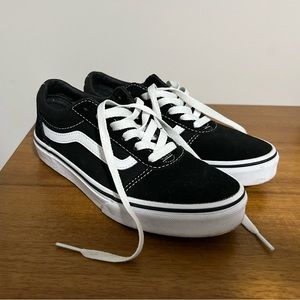 Vans Classic Old Skool Sneaker. Size 4 Youth. Wore once.